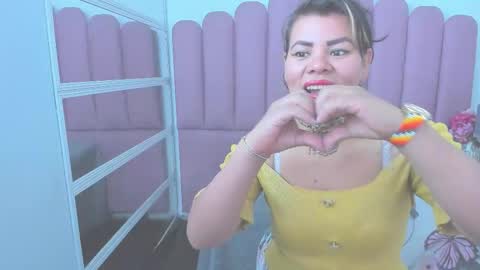 Snapshot of kiaraxmilf chatting on 02/25/26, 02:48 kiaraXMlif online show from 02/25/26, 02:48