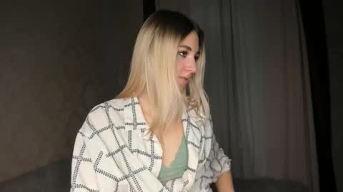 Bella online show from 12/01/25, 11:48