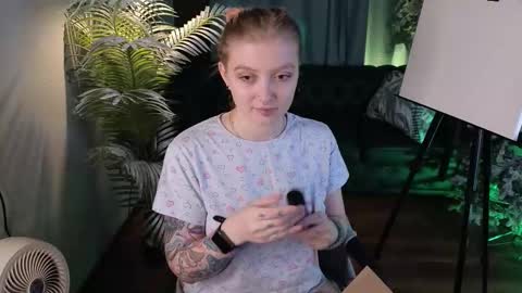 Kiki online show from 12/22/25, 10:07