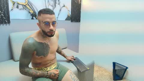 Snapshot of kile_nolan chatting on 10/31/25, 10:44 kile online show from 10/31/25, 10:44