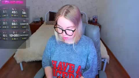 Snapshot of kim_girl_next_door chatting on 03/02/26, 12:45 KIM online show from 03/02/26, 12:45