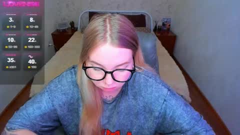 Snapshot of kim_girl_next_door chatting on 03/03/26, 01:17 KIM online show from 03/03/26, 01:17