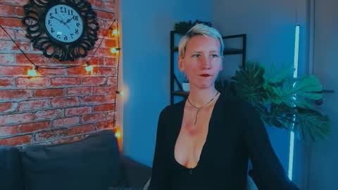 Snapshot of kim_waite chatting on 10/02/25, 12:12 Kim online show from 10/02/25, 12:12