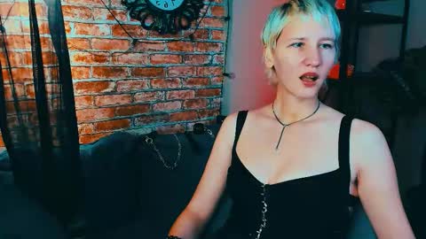 Snapshot of kim_waite chatting on 10/19/25, 12:28 Kim online show from 10/19/25, 12:28