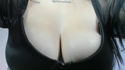 Snapshot of kimberlycoxxx chatting on 02/26/25, 06:21 kimberly online show from 02/26/25, 06:21