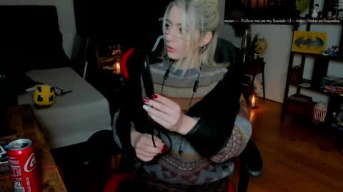 Wolfs Girl online show from 11/27/25, 08:22