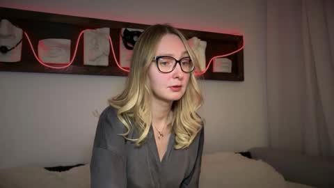 Snapshot of kira_dea_ chatting on 11/15/25, 09:43 Kira Dea online show from 11/15/25, 09:43