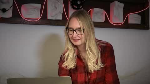 Snapshot of kira_dea_ chatting on 11/16/25, 01:39 Kira Dea online show from 11/16/25, 01:39