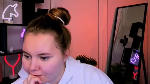 kira fox x online show from 11/13/25, 12:15