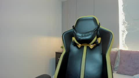 K I R A online show from 05/02/26, 12:32