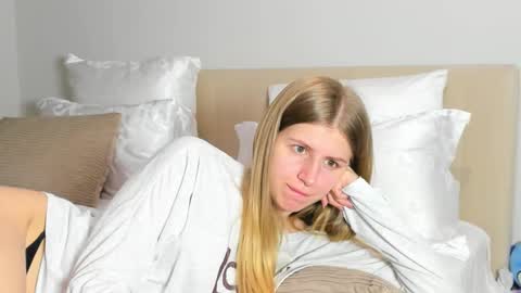 Kira online show from 03/25/26, 06:03