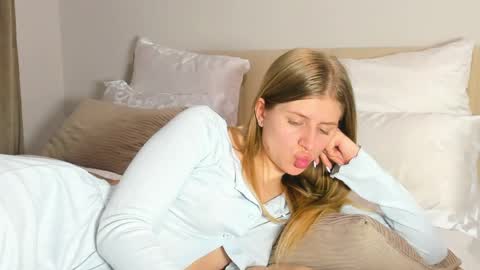 Kira online show from 04/18/26, 07:58