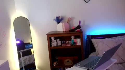 Snapshot of kiss_me_monroe chatting on 07/08/26, 02:27 Morgan Monroe online show from 07/08/26, 02:27