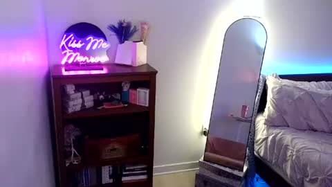 Snapshot of kiss_me_monroe chatting on 07/14/26, 02:38 Morgan Monroe online show from 07/14/26, 02:38
