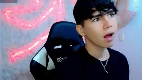 kiss_whitee online show from 10/01/25, 11:33