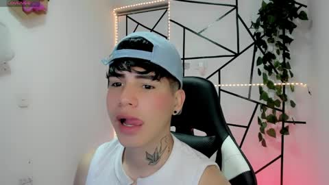 kiss_whitee online show from 05/20/26, 04:40