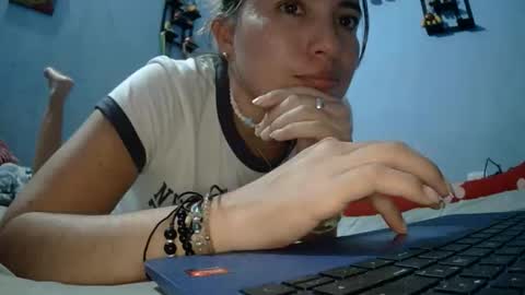 Snapshot of kissmelovejummy chatting on 04/04/26, 11:13 Erika paul online show from 04/04/26, 11:13