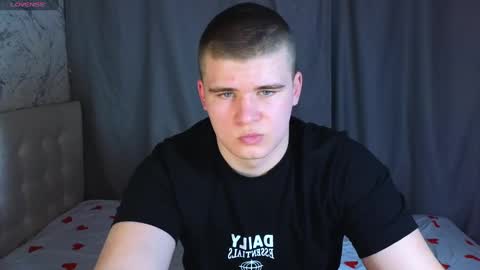 Snapshot of kittenmur chatting on 12/17/24, 10:44 Vlad online show from 12/17/24, 10:44