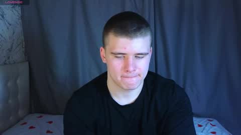 Snapshot of kittenmur chatting on 12/18/24, 01:23 Vlad online show from 12/18/24, 01:23