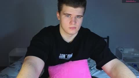 Snapshot of kittenmur chatting on 02/14/25, 10:28 Vlad online show from 02/14/25, 10:28