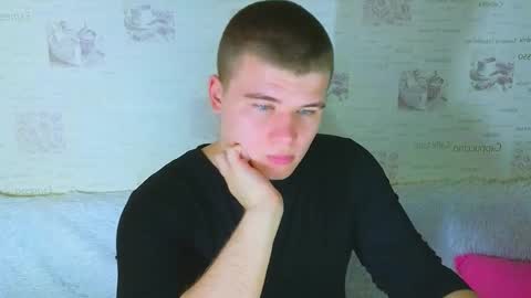 Snapshot of kittenmur chatting on 10/01/25, 09:32 Vlad online show from 10/01/25, 09:32