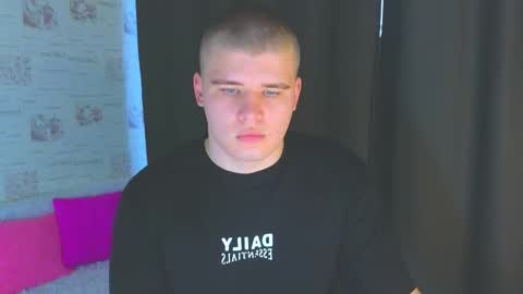 Snapshot of kittenmur chatting on 10/04/25, 01:03 Vlad online show from 10/04/25, 01:03