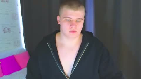 Snapshot of kittenmur chatting on 10/07/25, 03:58 Vlad online show from 10/07/25, 03:58