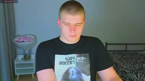 Snapshot of kittenmur chatting on 10/31/25, 08:32 Vlad online show from 10/31/25, 08:32