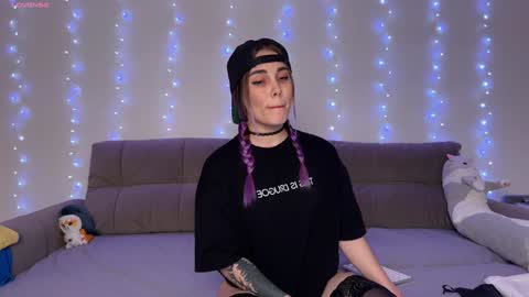 Snapshot of kittie_bear chatting on 01/19/25, 06:32 Veronica online show from 01/19/25, 06:32