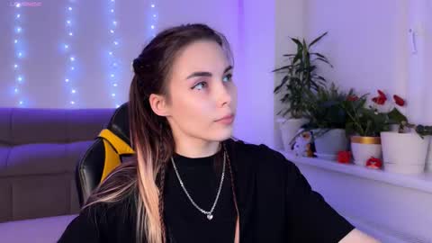 Snapshot of kittie_bear chatting on 09/29/25, 11:42 Veronica online show from 09/29/25, 11:42