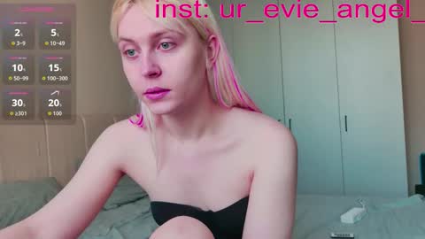 Evelyn online show from 03/22/26, 09:34