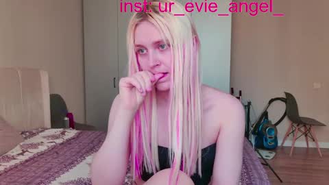 Evelyn online show from 04/13/26, 12:21