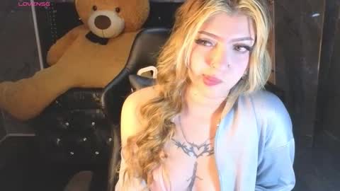 kitty_fox_b online show from 12/17/25, 12:55