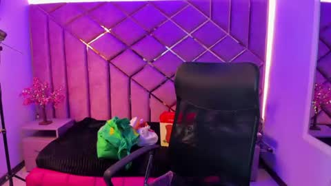 Snapshot of kittypinky01 chatting on 06/26/26, 01:26 Sarah online show from 06/26/26, 01:26