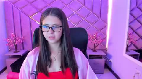 Snapshot of kittypinky01 chatting on 07/18/26, 04:22 Sarah online show from 07/18/26, 04:22