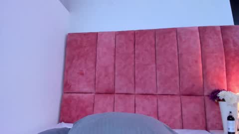 K I T T Y Y  online show from 12/19/25, 08:05