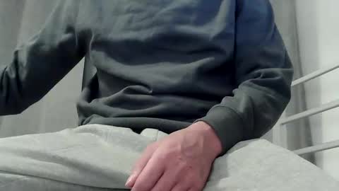 kiwibulge123 online show from 04/01/26, 07:42