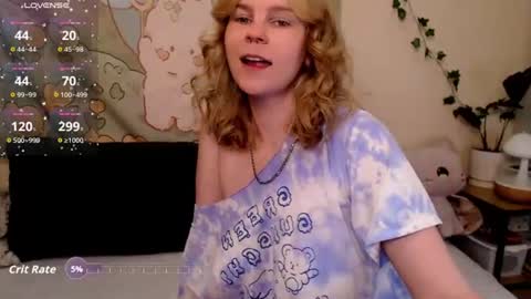 Snapshot of komorebbi chatting on 06/18/26, 11:31 Marta online show from 06/18/26, 11:31