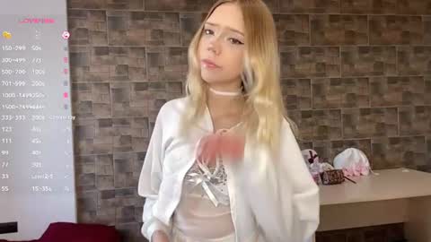 Snapshot of kristiancommes chatting on 06/11/26, 04:16 Alisa online show from 06/11/26, 04:16