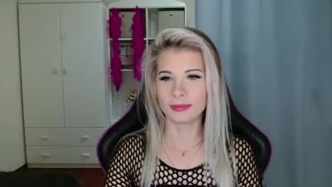 KristineAmore online show from 10/31/25, 07:42