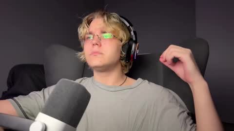 Snapshot of kulik_hoesos chatting on 10/29/25, 09:27 Esdxr online show from 10/29/25, 09:27