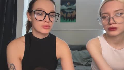 Bella and Alexandra online show from 11/27/25, 11:45