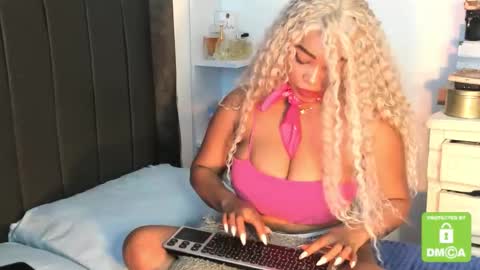 kylie white boobs online show from 11/27/25, 04:42