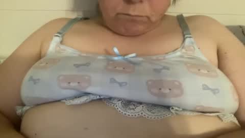 Snapshot of kylorencat chatting on 12/22/24, 01:45 KYLO online show from 12/22/24, 01:45