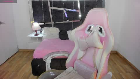  L A R A   online show from 12/31/24, 01:15