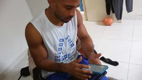Snapshot of lacasadelosmunecosbq chatting on 06/17/26, 04:19 Bruno Smith online show from 06/17/26, 04:19