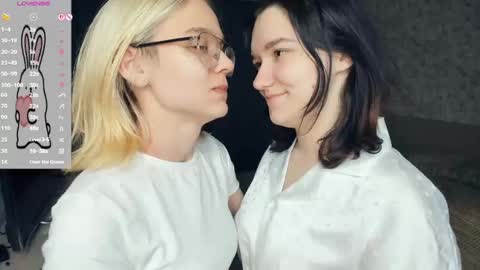 Snapshot of lacyedison chatting on 05/19/26, 07:20 Violet and Isabel online show from 05/19/26, 07:20