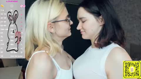 Snapshot of lacyedison chatting on 06/18/26, 07:18 Violet and Isabel online show from 06/18/26, 07:18