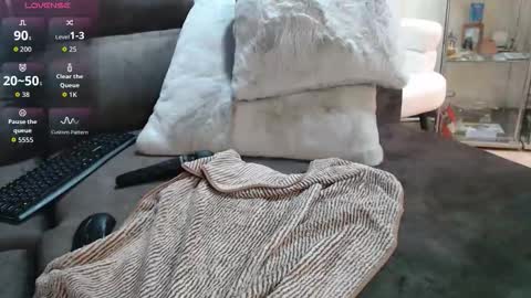 Mia online show from 09/16/25, 01:17