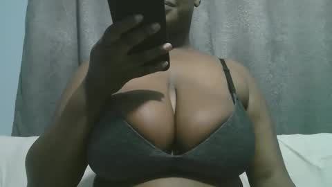 lady_dearra online show from 10/28/25, 04:49